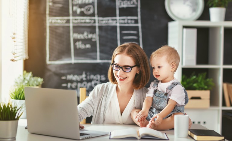 Mama na etacie, czyli czego może oczekiwać kobieta od swojego pracodawcy?