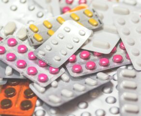 Ponad 80 proc. seniorów nie wykupuje recept ze względu na brak pieniędzy. Rozszerzenie grupy uprawnionych do bezpłatnych leków jest koniecznością