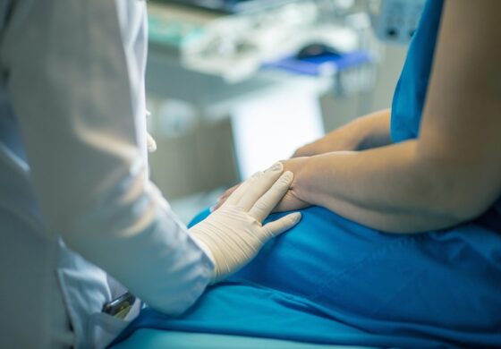 Zarobki w państwowej służbie zdrowia wymuszają pracę na kilka umów